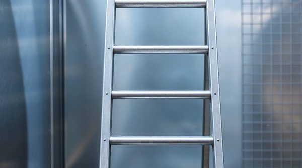 Top exigences à connaître pour les échelles fixes métalliques selon la norme nf e 85-016